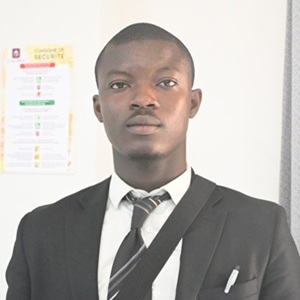 Homme en costume, regard sérieux.